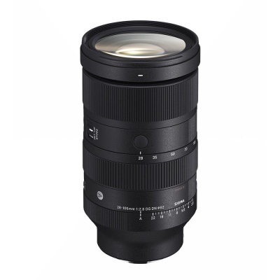 Objetiva fotográfica Sigma 28-105mm F2.8 DG DN preta com anéis de ajuste
