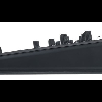 Equipamento preto com botões e conetores visto de lado