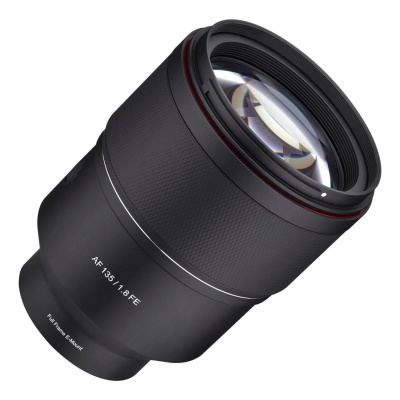 Lente de câmera preta com texto AF 135 1.8 FE e For mirror Model
