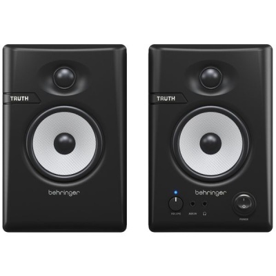 Colunas de som Behringer TRUTH pretas com altifalantes branco e botões de controlo.