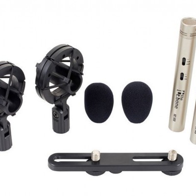 Conjunto de microfones, espumas e suportes pretos e prateados