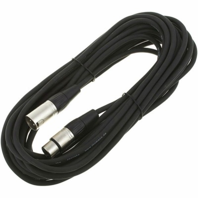 Cabo XLR preto com conectores metálicos em fundo branco