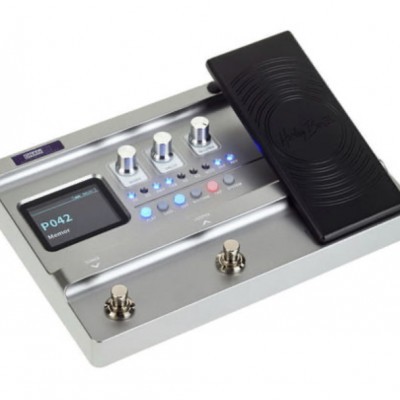 Pedal multifunções para guitarra MOEN P-04 cinza com botões e pedal preto