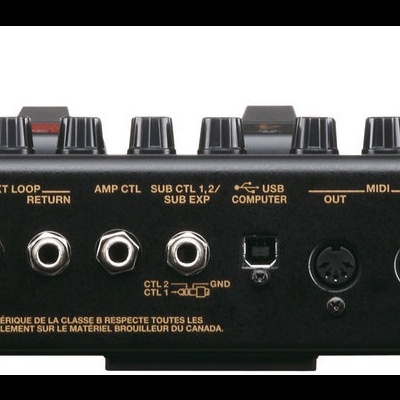 Pedaleira BOSS GT-100 preta com botões e conexões