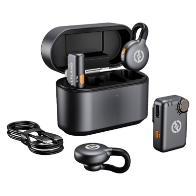 Ausucultadores sem fios pretos com estojo, cabo USB e dispositivo portátil preto com detalhes laranja e símbolos brancos.