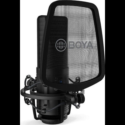 microfone condensador preto com suporte anti-vibração e pop filter com marca BOYA