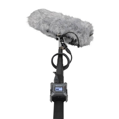 Microfone boom com capa de pelo cinzento montado em vara telescópica com dispositivo eletrónico