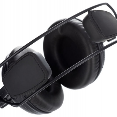 Auscultadores pretos com design moderno e aro duplo