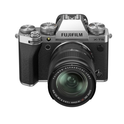 Câmara digital Fujifilm X-T5 com lente preta e corpo prata e preto