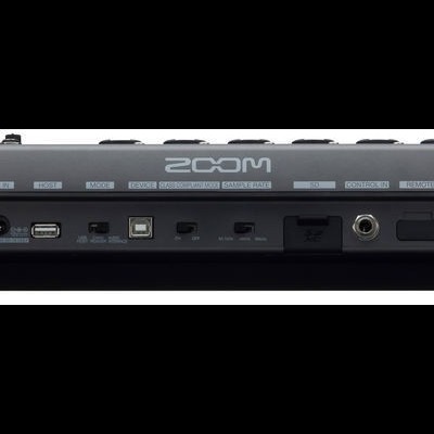 Vista traseira de equipamento preto com conectores e texto ZOOM