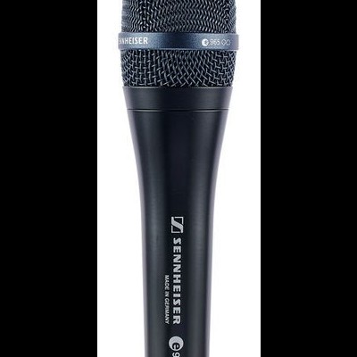 Microfone preto Sennheiser e 965 com grelha metálica cinzenta