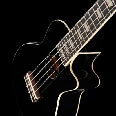 Ukulele preto com contorno branco em fundo preto