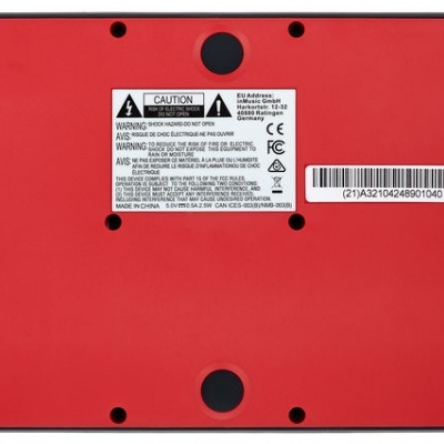 Dispositivo eletrónico vermelho visto de baixo com pé antiderrapante e etiqueta com texto e código de barras