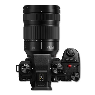 Câmara fotográfica Panasonic vista de cima com lente 24-105 preta