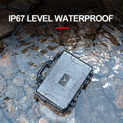 Caixa preta impermeável IP67 em água sobre pedras