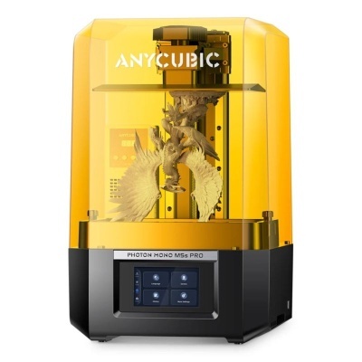 Impressora 3D Anycubic Photon Mono MS5 Pro com capa amarela e figura de dragão em impressão