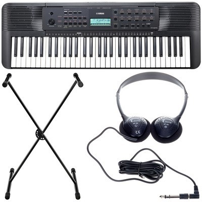 Teclado musical Yamaha preto com suporte e auscultadores pretos num fundo branco
