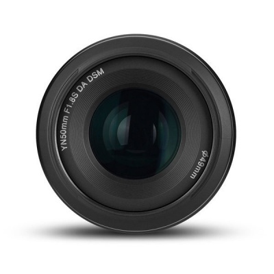 Lente de câmara fotográfica preta vista de frente sobre fundo branco