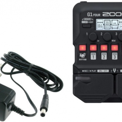 Pedaleira de guitarra digital preta ZOOM G1 FOUR com transformador de energia