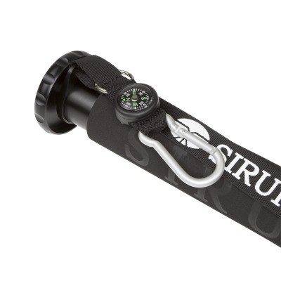 Mangueira preta com bússola, mosquetão e fita com texto