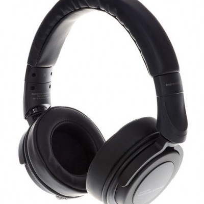Auscultadores pretos de design circum-aural com almofadas largas e acabamento liso