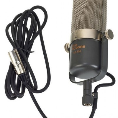 Microfone preto e cinza com cabo preto ligado