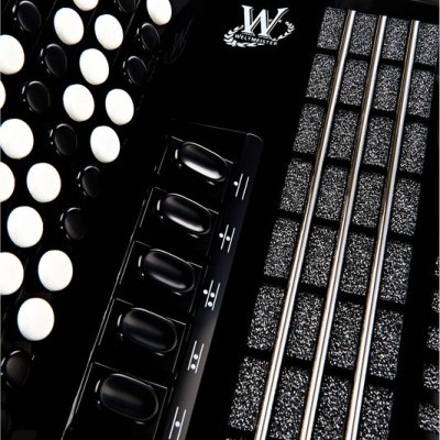 Acordeão preto com teclas brancas e botões pretos, logo 'W' Weber