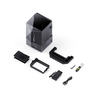 Conjunto acessórios eletrónicos pretos e caixa transparente com texto TRIADE