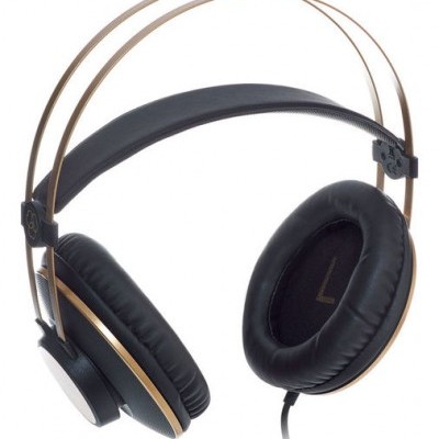 Auriculares negros com estrutura dourada e almofadas acolchoadas