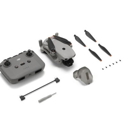 Drone DJI cinzento com controlador e acessórios