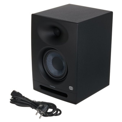 Coluna de som preta retangular com cabo de alimentação