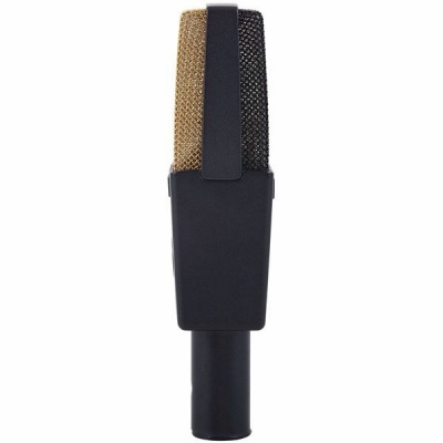 Microfone de estúdio com grelha metálica dourada e preta e corpo preto