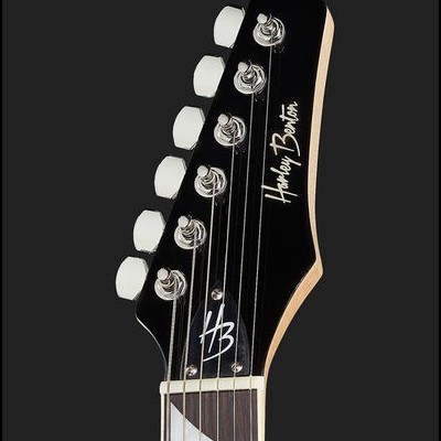 Cabeça de guitarra elétrica preta com marca Harley Benton e cravelhas brancas
