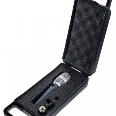 Microfone metálico e preto numa caixa rígida preta com espuma