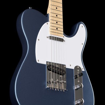 Guitarra elétrica azul metálico com braço claro e proteção branca