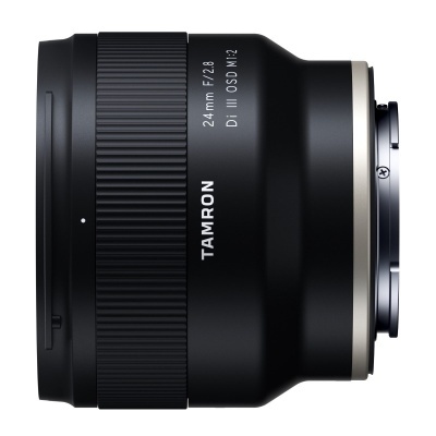 Objetiva fotográfica Tamron 24mm F/2.8 DI III OSD M1:2 em preto com detalhes prateados