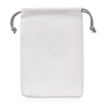 Saco branco com cordão cinzento e texto OSMO em relevo