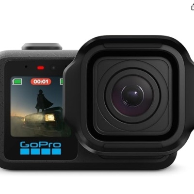 Câmara de ação GoPro preta com visor digital a cores e lente grande na frente
