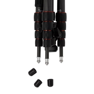 tripé preto com detalhes laranja e pontas metálicas, três tampas pretas no chão