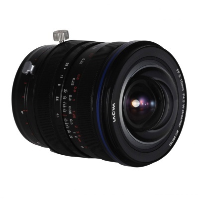 Objetiva LAOWA APS 15mm F4.5 WIDECRAP preta com marcas de distância e abertura