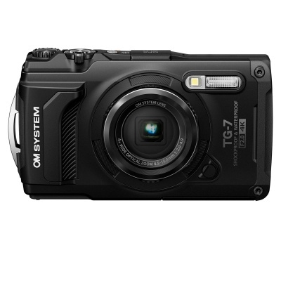 Câmara digital preta OM SYSTEM TG-7 com lente giratória e flash