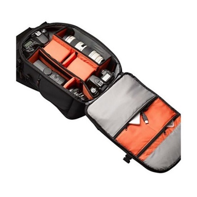 mochila preta para câmeras com interior laranja e cinzento, divisórias acolchoadas