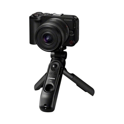 Câmara Canon preta com lente grande montada num tripé compacto preto com controle remoto
