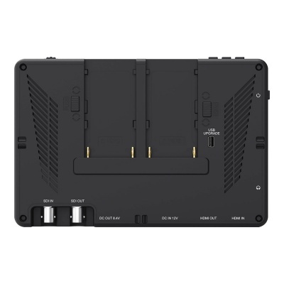 Ecrã/monitor preto com várias portas e texto USB UPGRADE