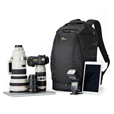 Mochila preta Lowepro com equipamento fotográfico e tablet em fundo branco