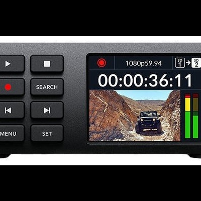 Equipamento Blackmagic Design de gravação e reprodução de vídeo com botões e tela