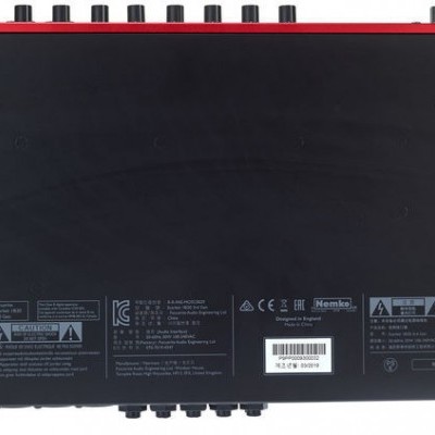 Parte inferior de equipamento eletrónico preto com etiquetas técnicas e código de barras