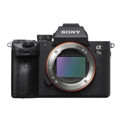 Máquina fotográfica digital Sony α7 III corpo preto com sensor visível