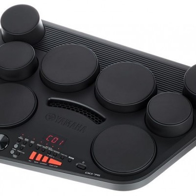 Bateria eletrónica Yamaha DTX 700 em preto com pads e botões de controlo