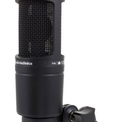 Microfone condensador Audio-Technica P48 preto com grelha de malha e botão de ajuste